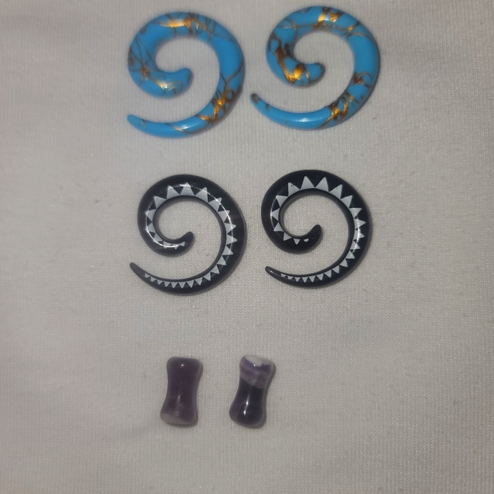 Bundle of 2 gauge and 4 g spiral tapers/plugs